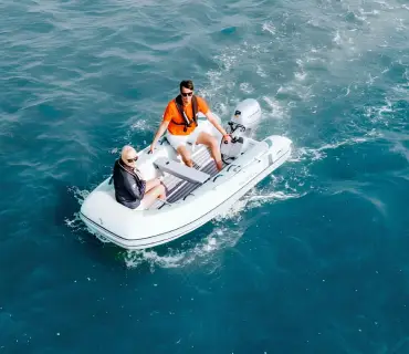 https://oneyacht.org/wp-content/uploads/2025/07/motorlu-tekne-kullainimi-photo-1-kalite-attirma.webp